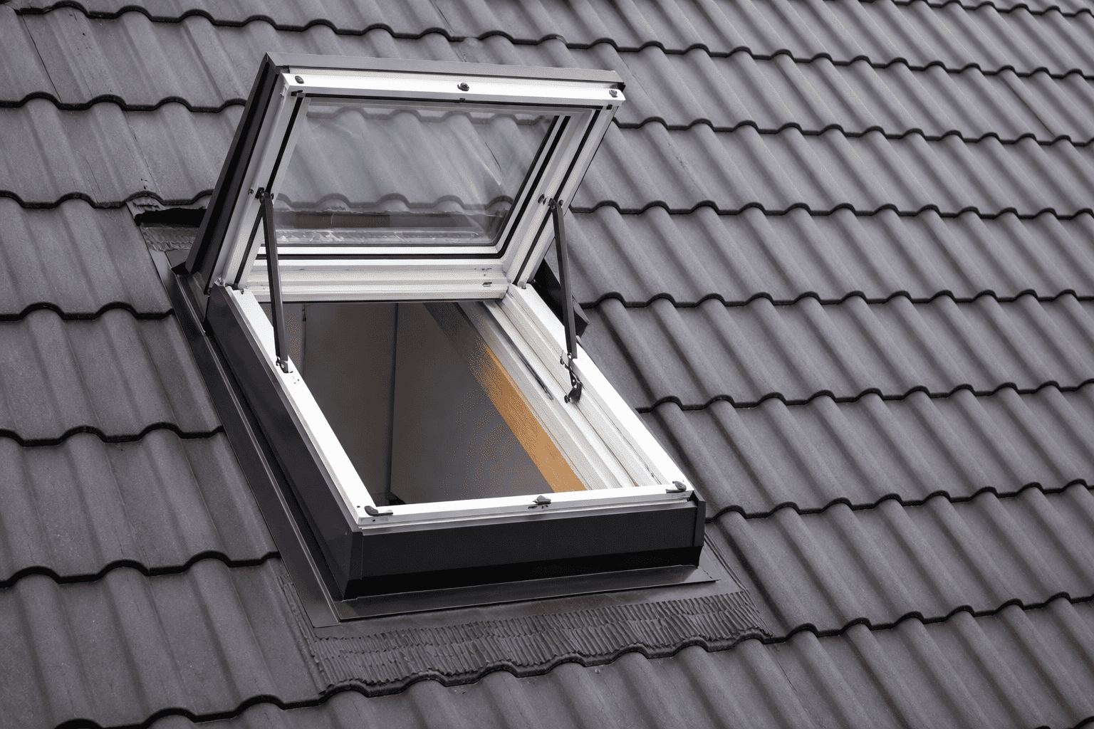 Wyłazy dachowe jako element bezpieczeństwa budynku – praktyczne spojrzenie na popularne rozwiązanie