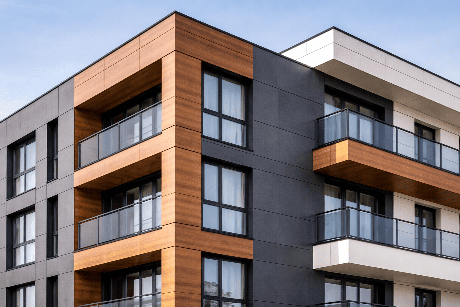 Płyty HPL zewnętrzne w architekturze elewacji – skąd wynika rosnące zainteresowanie materiałem?